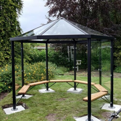 Meetingpoint - rokersoverkapping Paris 45 Rookabri - rookoverkapping Paris in tuin zorgcentrum met zitbanken glazen dak en glazen wanden